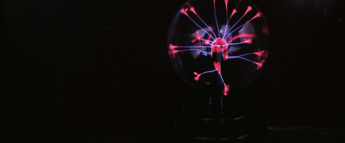 Futuristic violet shapes and light arcs symbolizing focus and daily discipline